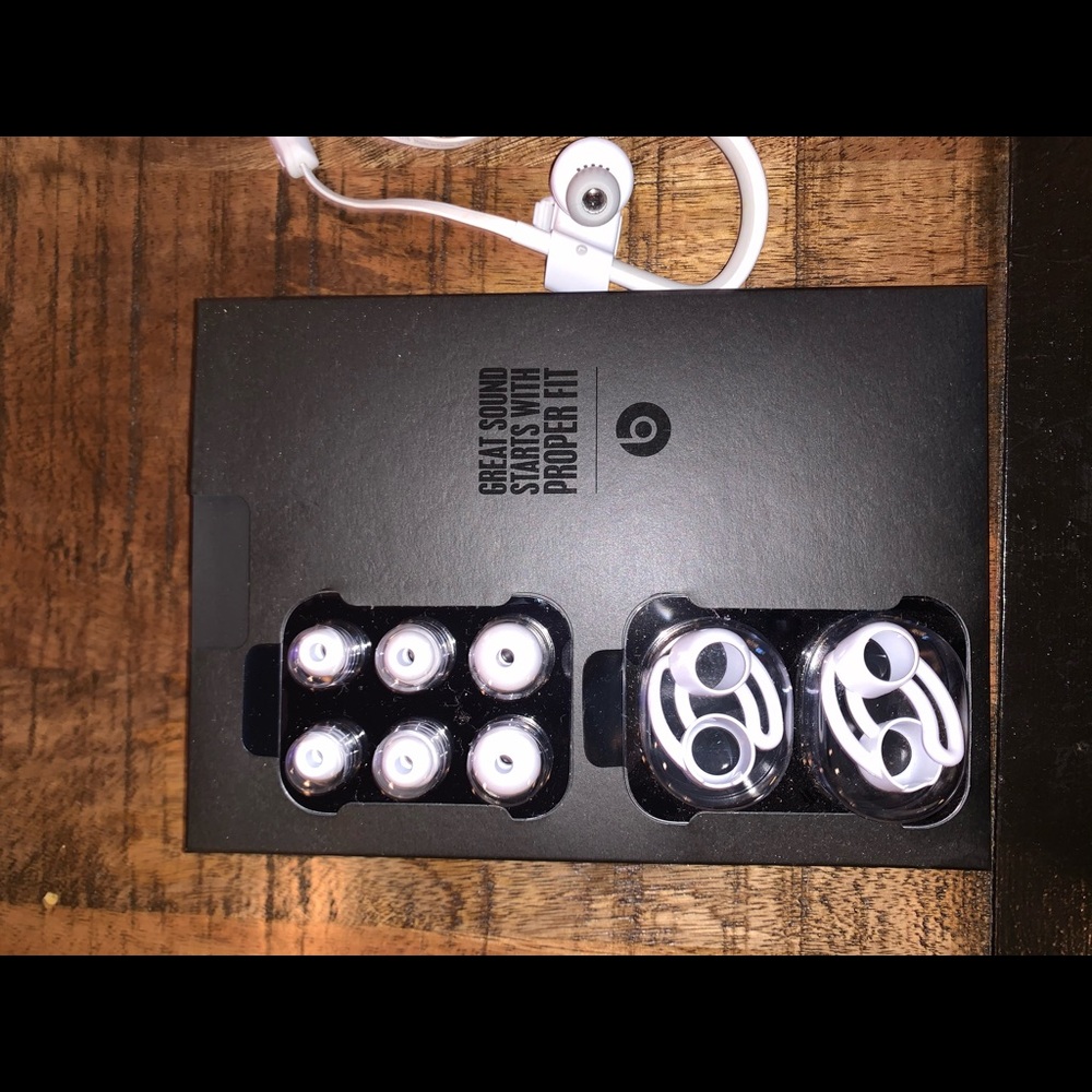 Wireless Beats w/ charger & adjustable ear pieces - Picture 2 of 4